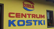 BMA - Centrum Kostki. Napisy z pomalowanego styroduru na zewnątrz siedziby firmy.