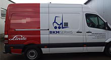 Mercedes Sprinter dla firmy BKM SERWIS- projekt obejmujący zmianę koloru tylnej części pojazdu przy pomocy folii w kolorze czerwonym, wyklejenie logotypu i napisów wyciętych z folii. Na tylnych drzwiach został przyklejony przygotowany przez klienta nadruk.